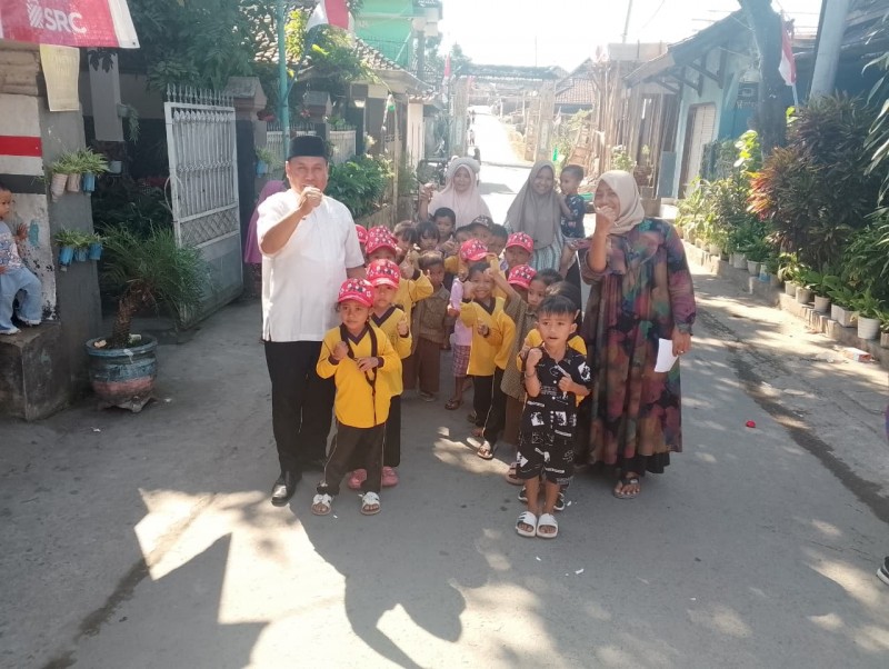 Foto Dedikasi Plt. Camat Sakra, Mastur dalam Meningkatkan Semangat Kebangsaan Dan Pembinaan Nilai-Nilai Sejak Dini, kepada Anak-Anak PAUD Desa Kebelet, pada Rabu (13/8/2025) (Dok. Pribadi)